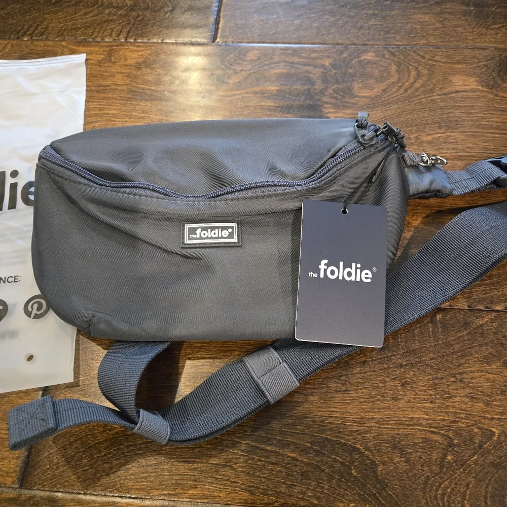 NWT Foldie Crossbody Bag Grey - Picture 2 of 10